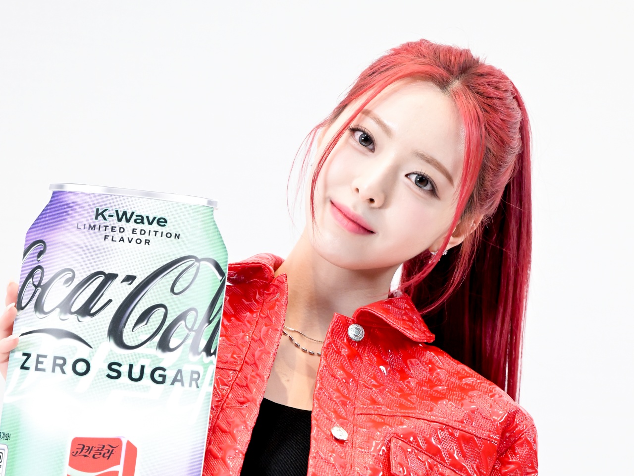 「人間界トップの美貌」来日中のITZY・ユナ、曲線を描くような“美くびれ”に視線集中！【PHOTO】