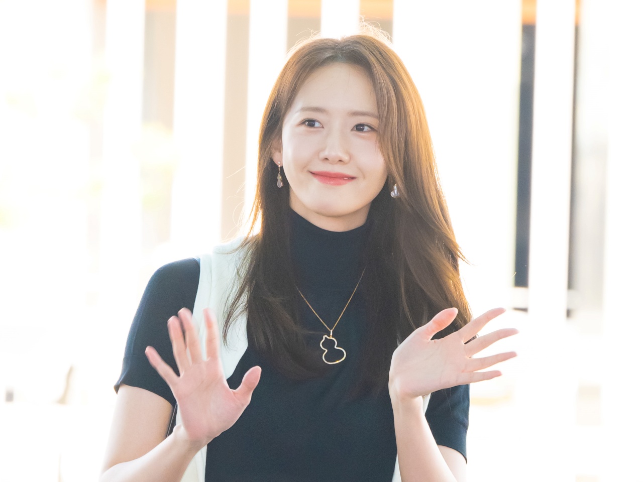 「ありえない美貌」とメディアも絶賛！少女時代・ユナ、ディズニープリンセスのような“大胆”ドレス姿【PHOTO】