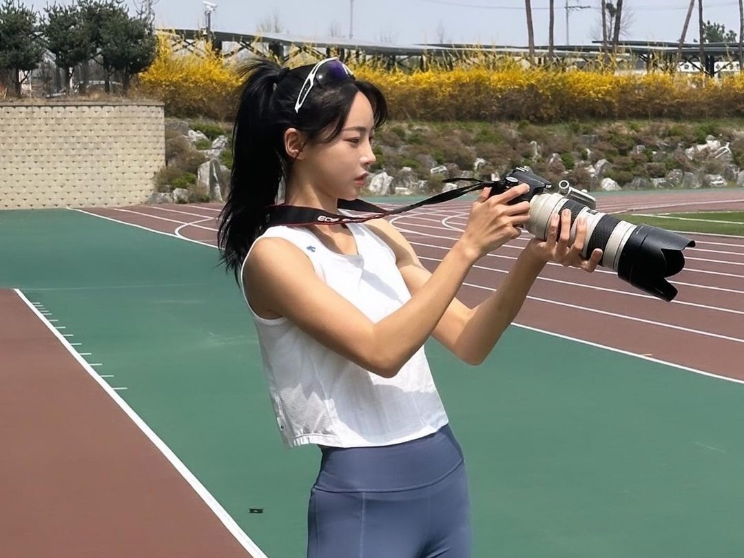 【写真】“韓国陸上界のaespa・カリナ”、レギンス姿の寝転びSHOT「なぜこんなに綺麗なの？」