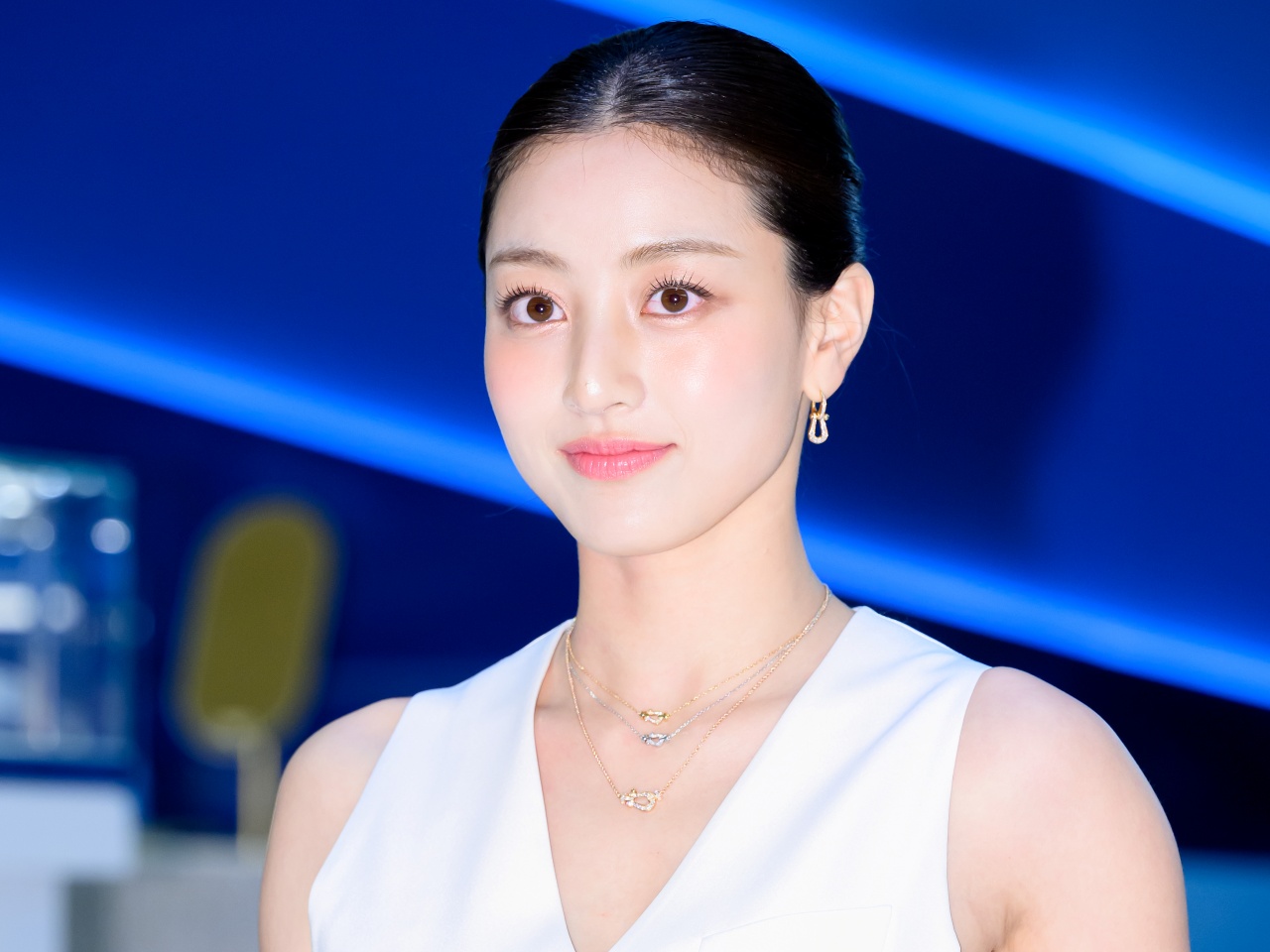 TWICE・ジヒョ、「初恋を思い出した」と言われるビジュアル…夏を感じさせる爽やかな“肌見せ”も【PHOTO】