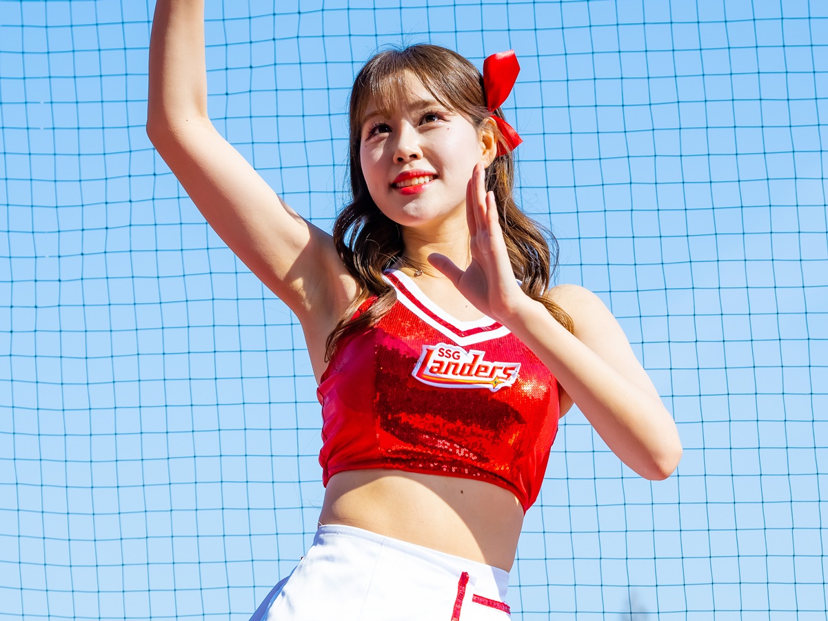 【写真】「どこを見れば良いか…」韓国プロ野球チア、前屈みのミニスカ私服SHOTでファンの視線強奪