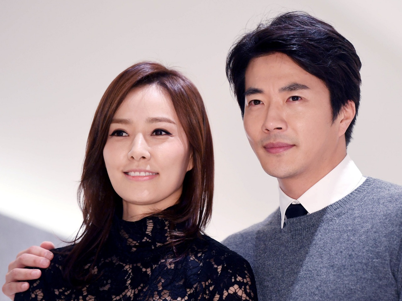 俳優クォン・サンウ、“美人奥様”の肩を抱き寄せ…結婚16年目でも変わらぬ姿に「新婚のよう」【PHOTO】