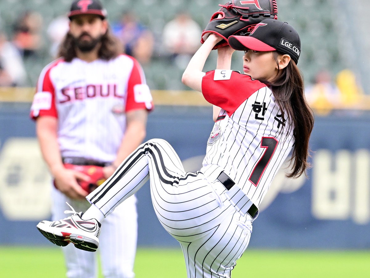 韓国女優、足を高く上げた“独特フォーム”の始球式でファン沸かす！『ペントハウス』出演ハン・スア【PHOTO】