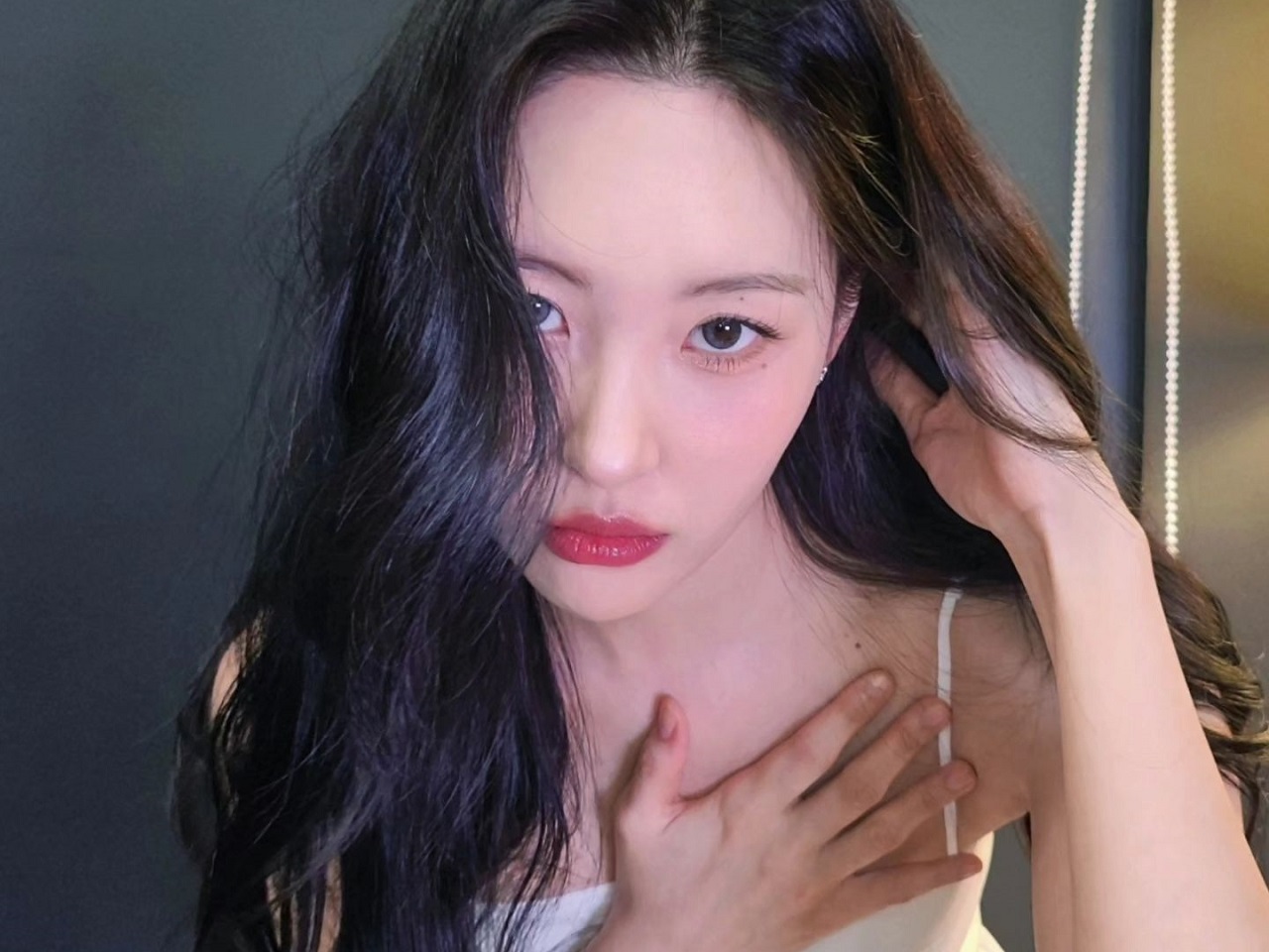 【写真】胸元チラリ…“危うい衣装”のソンミに「そんなに見せないで…」の声