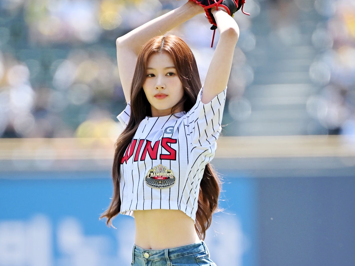 TWICE・サナ、“美しすぎる横顔”にファン虜…近況SHOTが話題「さーたん綺麗すぎ」「圧巻です」【PHOTO】