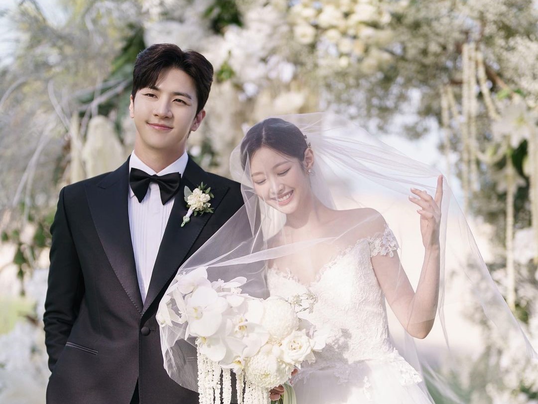 結婚式挙げた“K-POPアイドル夫婦”、早速のろけ…チョンドゥン「ミミが自分の花嫁でとても幸せ」
