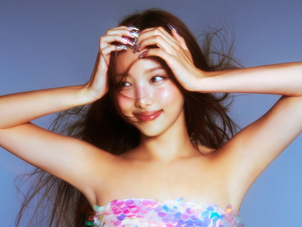 TWICE・ナヨン、大胆チューブトップ衣装で「夏の女神」に変身！2ndソロAL『NA』コンセプトフォト【PHOTO】
