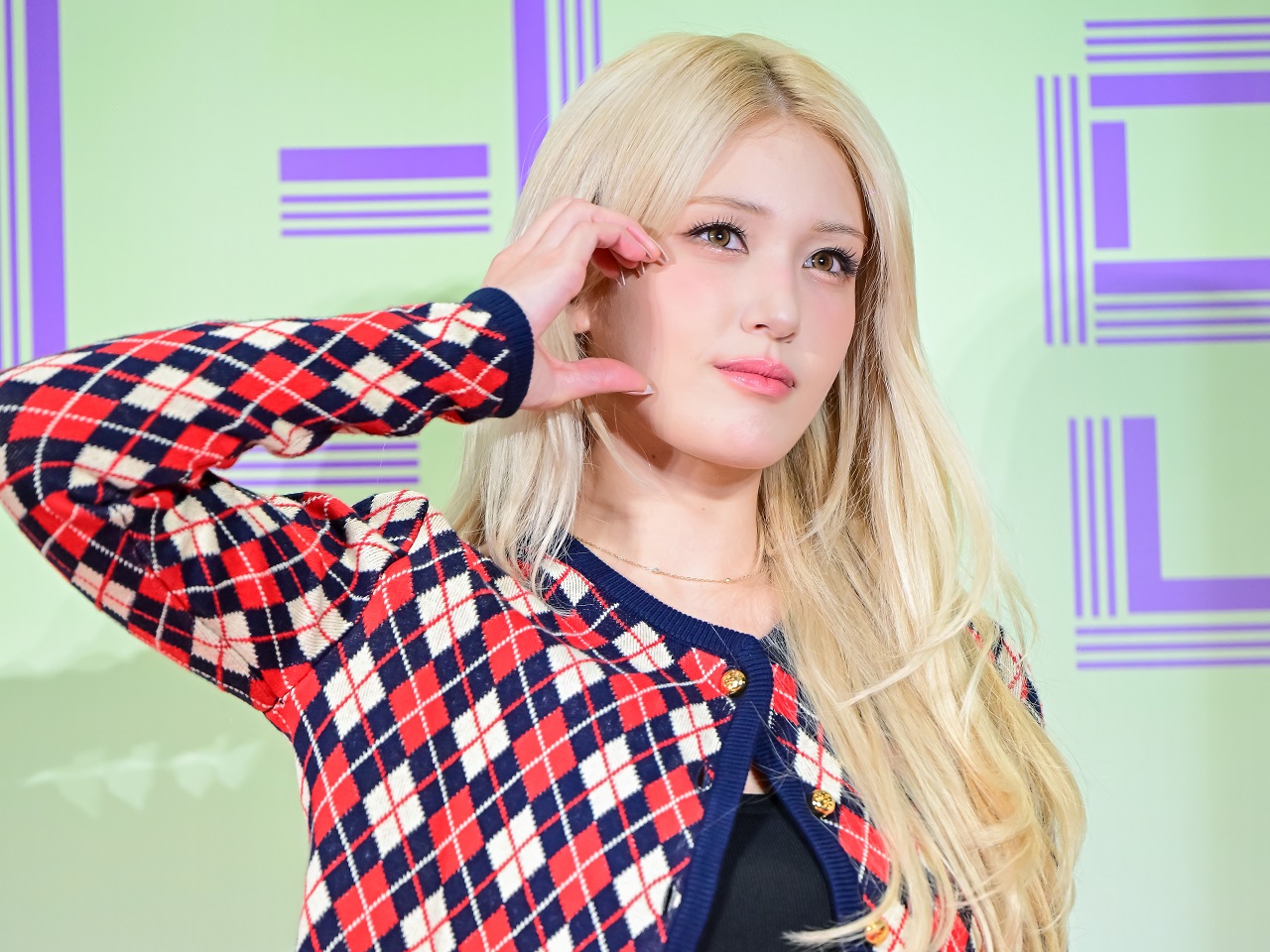 まるで別人？“172cm・46kg”歌手チョン・ソミ、新曲アルバムカバーで衝撃のビジュアルを披露