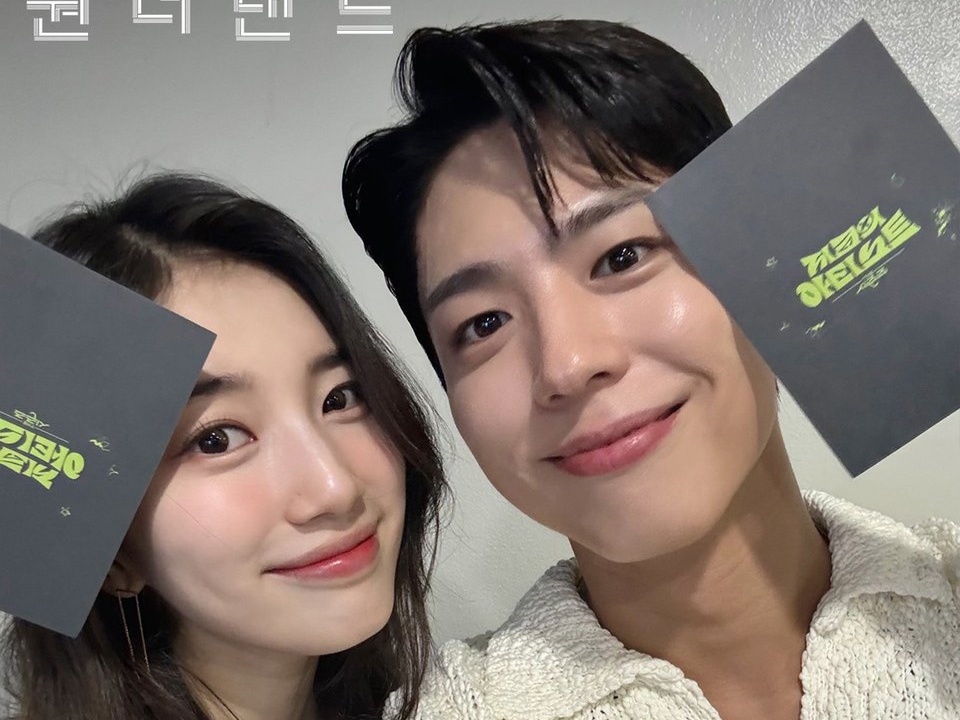 「そのうち本当に付き合うのでは…」とSNSで盛り上がるスジ×パク・ボゴム、ライブでデュエット初披露！