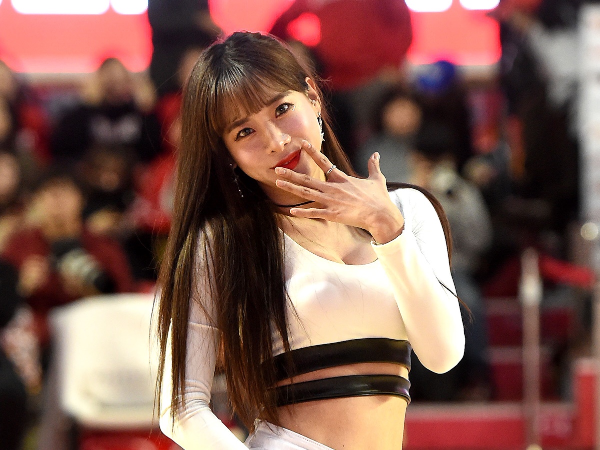 「直視できない」韓国プロ野球人気チア、美脚映える黒ストッキング衣装にファン虜「美しすぎる…」【PHOTO】