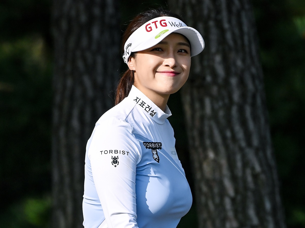 【写真】韓国女子ゴルファー、モデル級の“美ボディ”あらわ…メリハリ際立つ私服姿にファン注目
