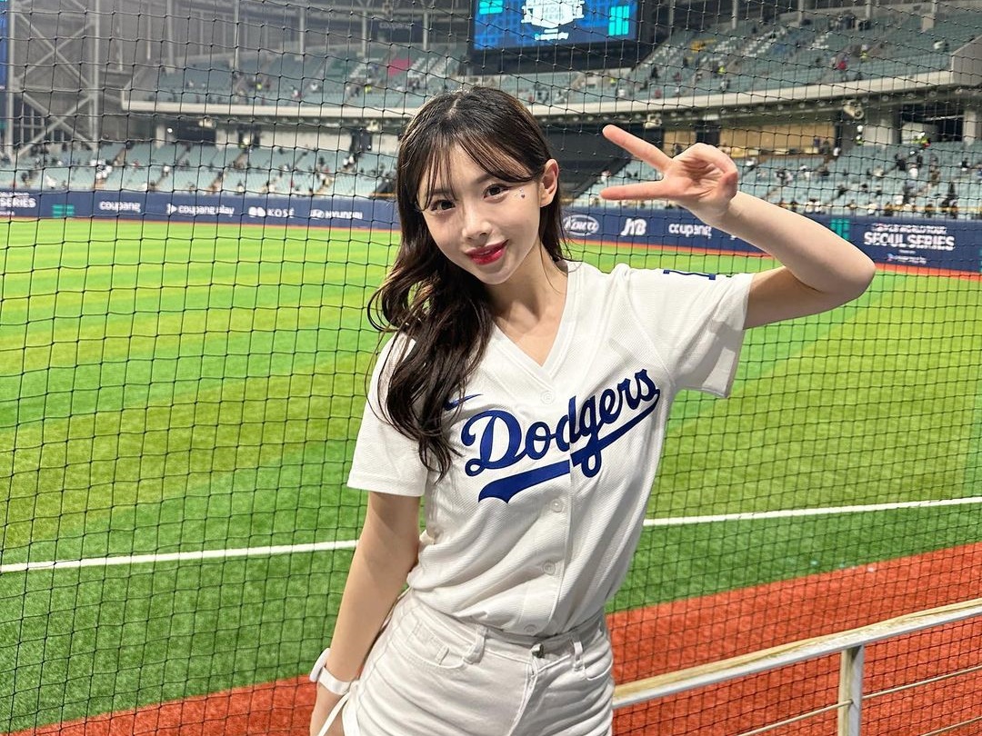 【写真】細身なのにメリハリ抜群…韓国チアのキム・ナヨン、ショートレギンス姿の美ボディ