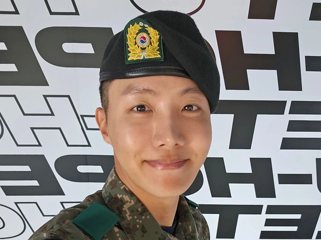 兵役中のBTS・J-HOPE、陸軍の発表大会で最優秀賞を受賞！「軍服務は大きな自負心」と堂々スピーチ