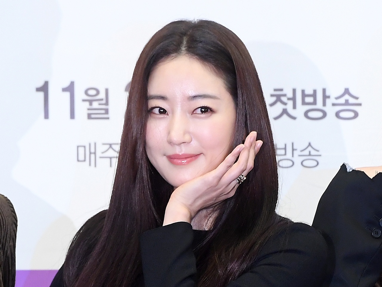 “ミスコリア”出身女優（47）、童顔の次元を超えた美しさ…チューブドレスで見せた「マネキン体型」【PHOTO】