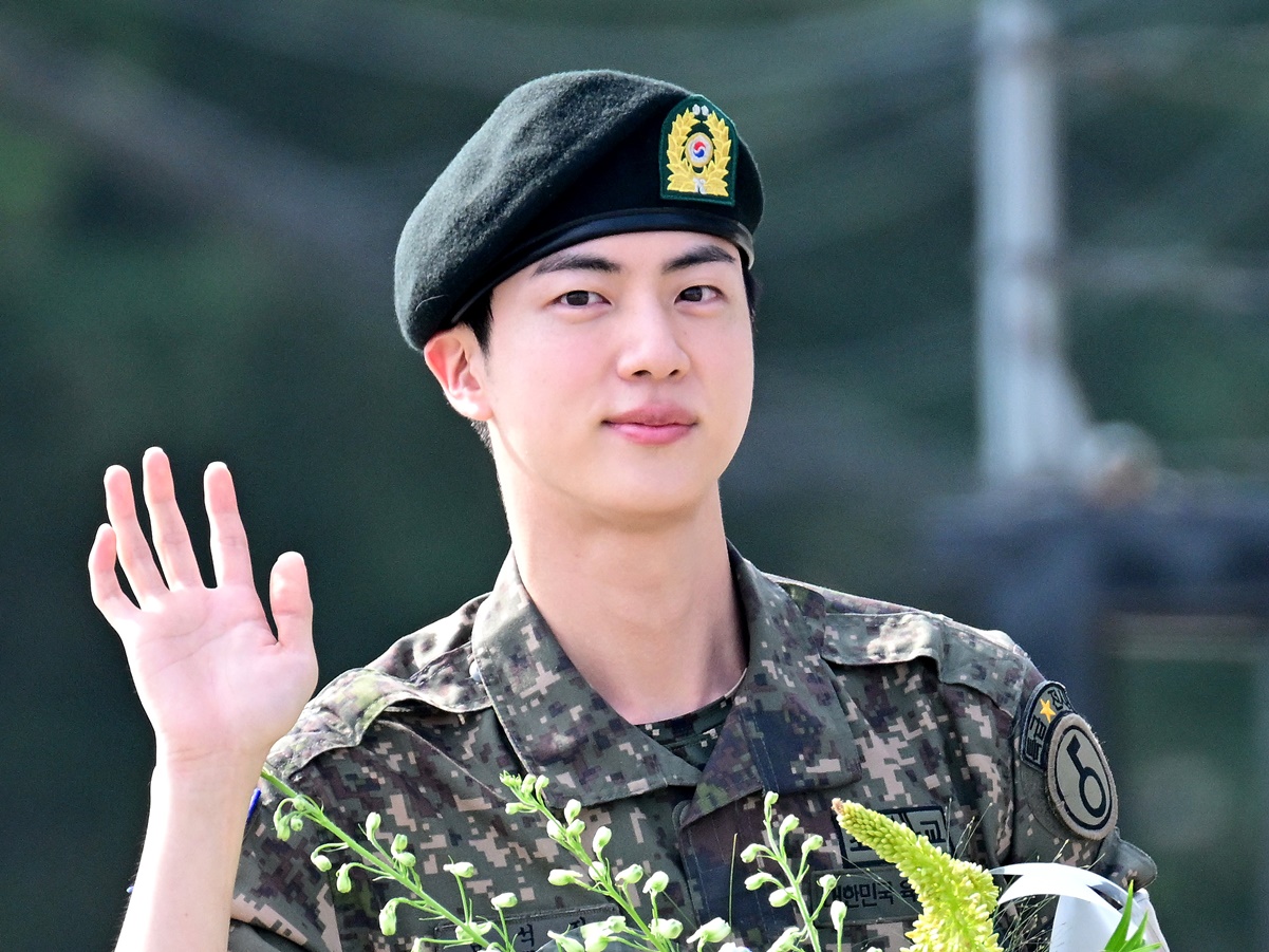 【写真】BTS・JIN、除隊して“男前”が加速…スッピンでこそ際立つ無欠点なハンサムビジュ