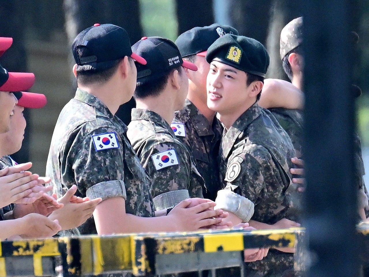 除隊したBTS・JIN、軍関係者が明かした軍生活の実像「有名スターだが、誰よりも情熱的だった」