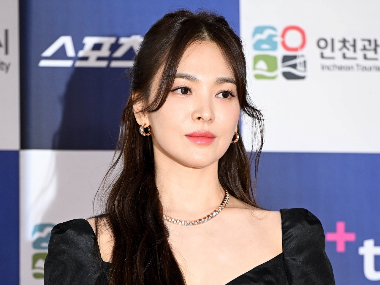 女優ソン・ヘギョ、黄昏ているだけなのにため息が出るほど美しい…その美貌に釘付け！【PHOTO】