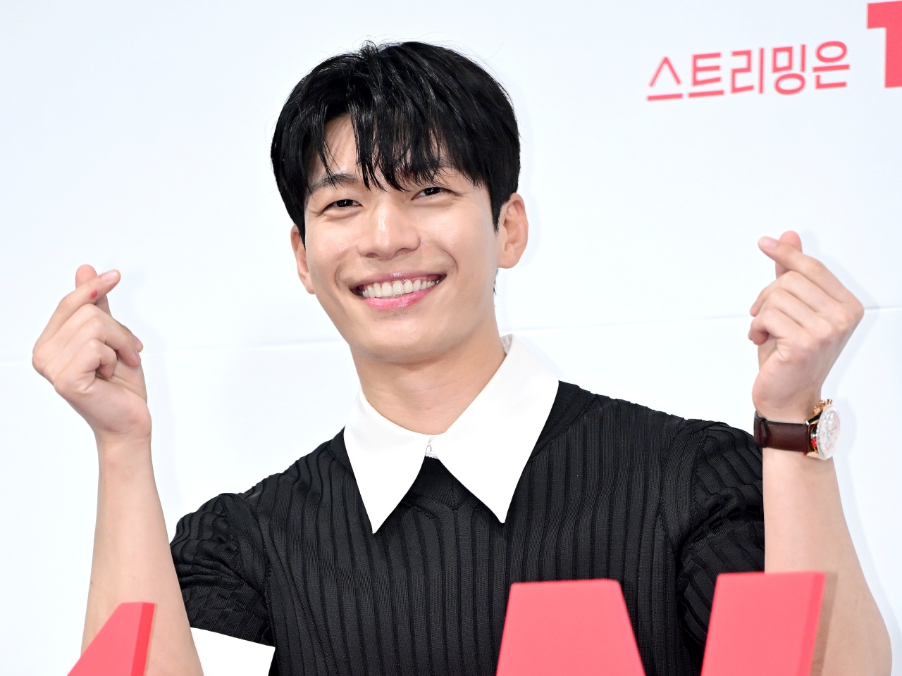 【写真】『卒業』ウィ・ハジュン、素肌ジャケットから“ムキムキ体型”あらわ「男だけど惚れた」