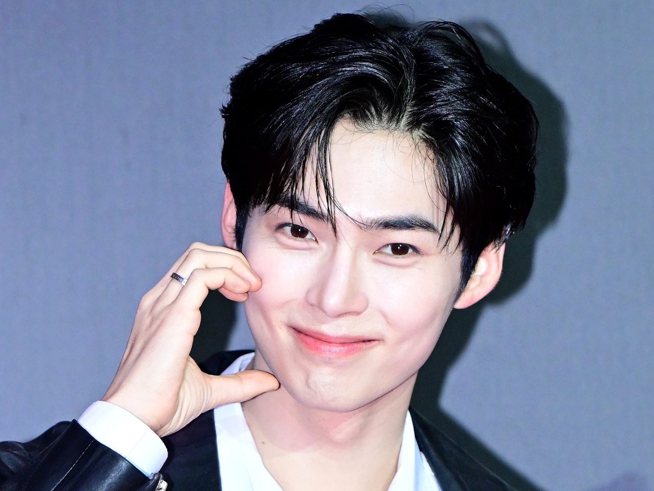 【写真】ツヤツヤ肌が眩しい…ZB1ソン・ハンビン、夏のオールホワイトコーデで爽やかさ全開！