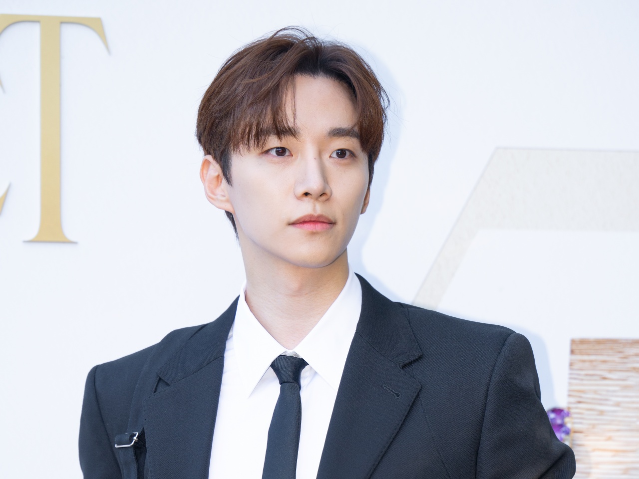 【写真】2PM・ジュノ、フランスのメディアまでも虜に…ホワイトタキシード姿は「まるで王子様」と絶賛