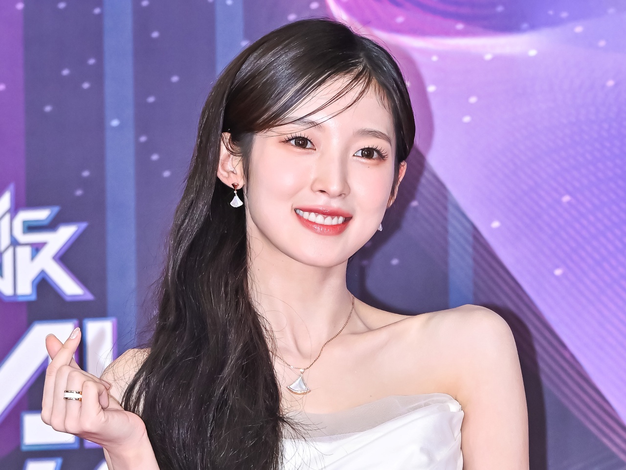清楚な顔で着こなす“大胆衣装”姿に絶句…K-POP女性アイドルも「初めての経験」と喜び