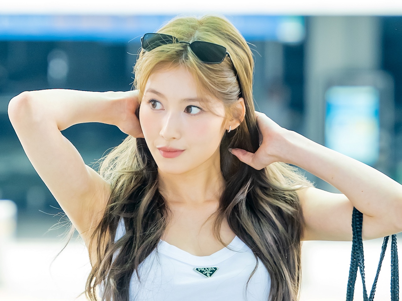TWICEサナ、タイトなヒョウ柄ミニスカ衣装で大興奮！ライブ参戦SHOTに「ノリノリなの可愛すぎ！」の声【PHOTO】