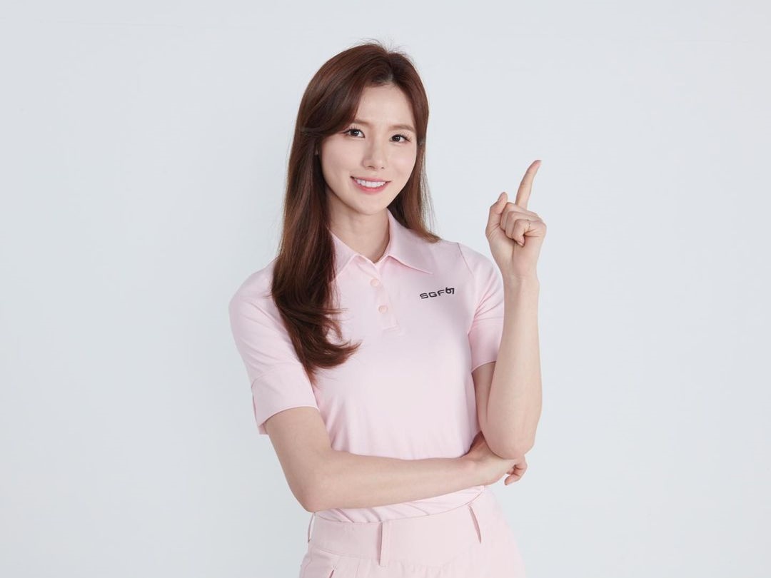 「女優ですか？」韓国女子ゴルファー、袖なしポロシャツ＆ミニスカウェアで魅力発散「可愛すぎ…」【PHOTO】