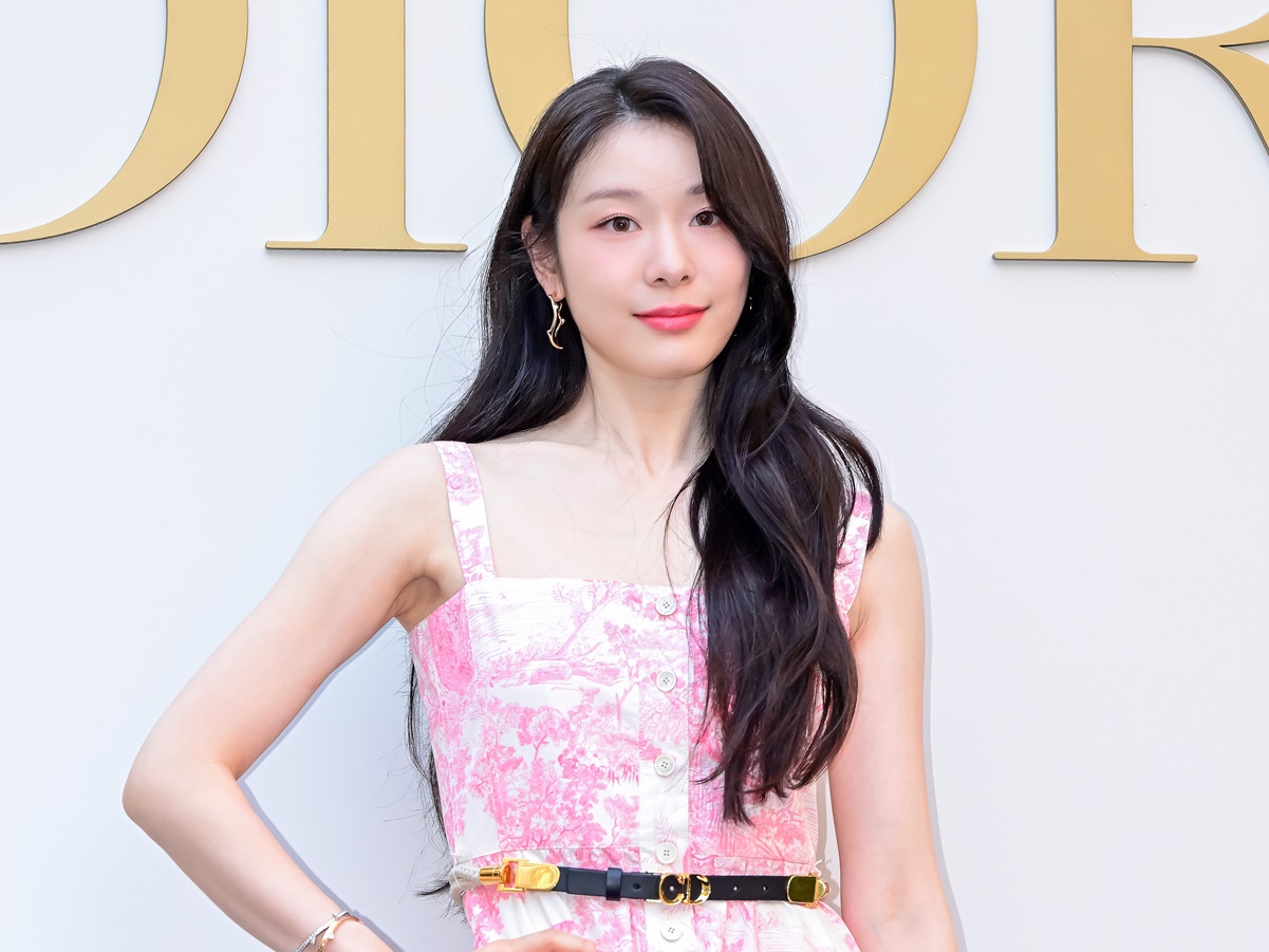 “女王の気品”キム・ヨナ、黒ドレスと白い肌で魅了…夫を想う愛のまなざし【PHOTO】