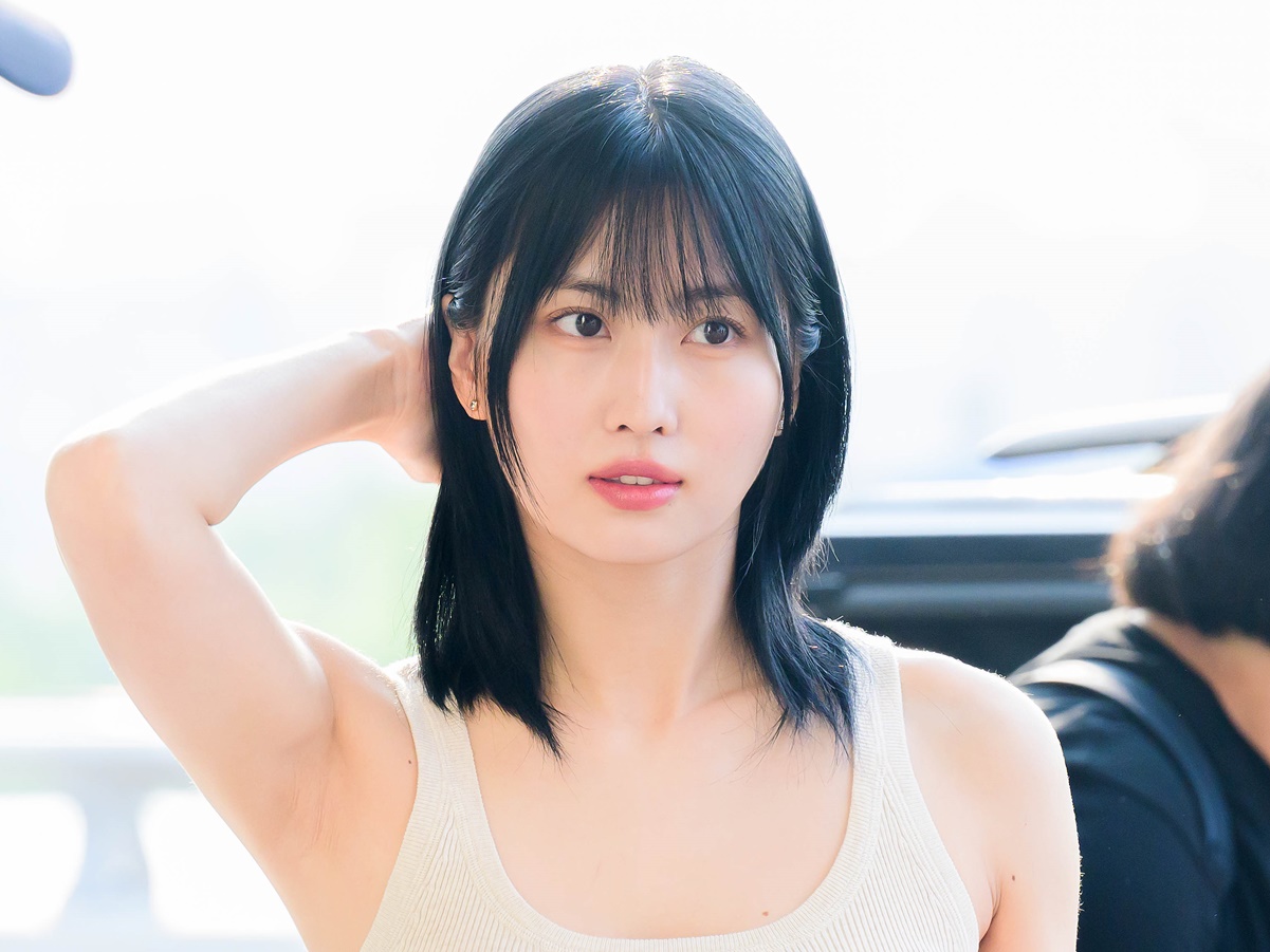 TWICE・モモ、脇腹部分“あみあみ”の大胆衣装から憧れのスタイルがあらわに「う、美しすぎる」