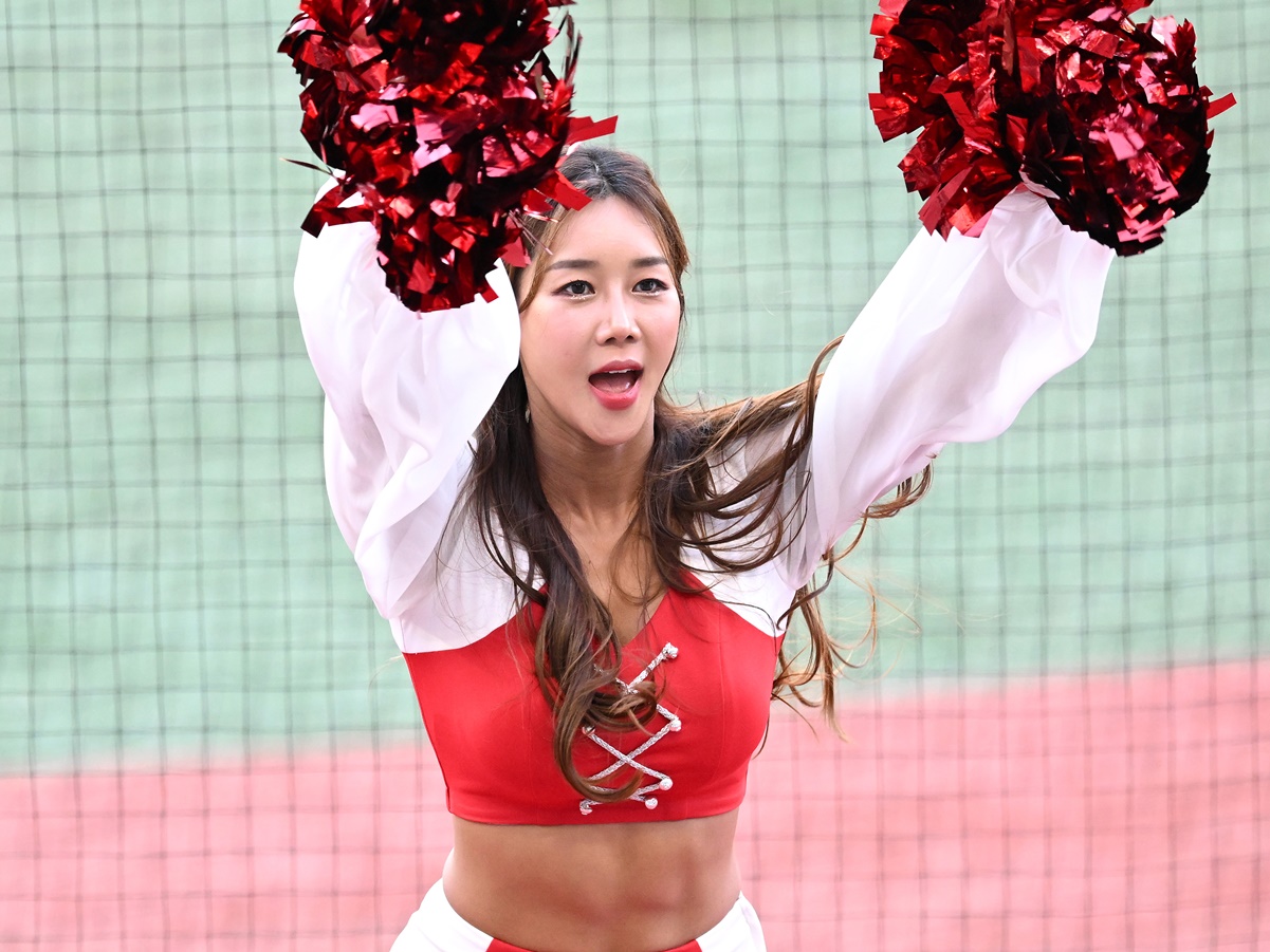 来月40歳の韓国プロ野球チア、抜群に引き締まった美スタイルでファン魅了「脚の長さ半端ない！」【PHOTO】
