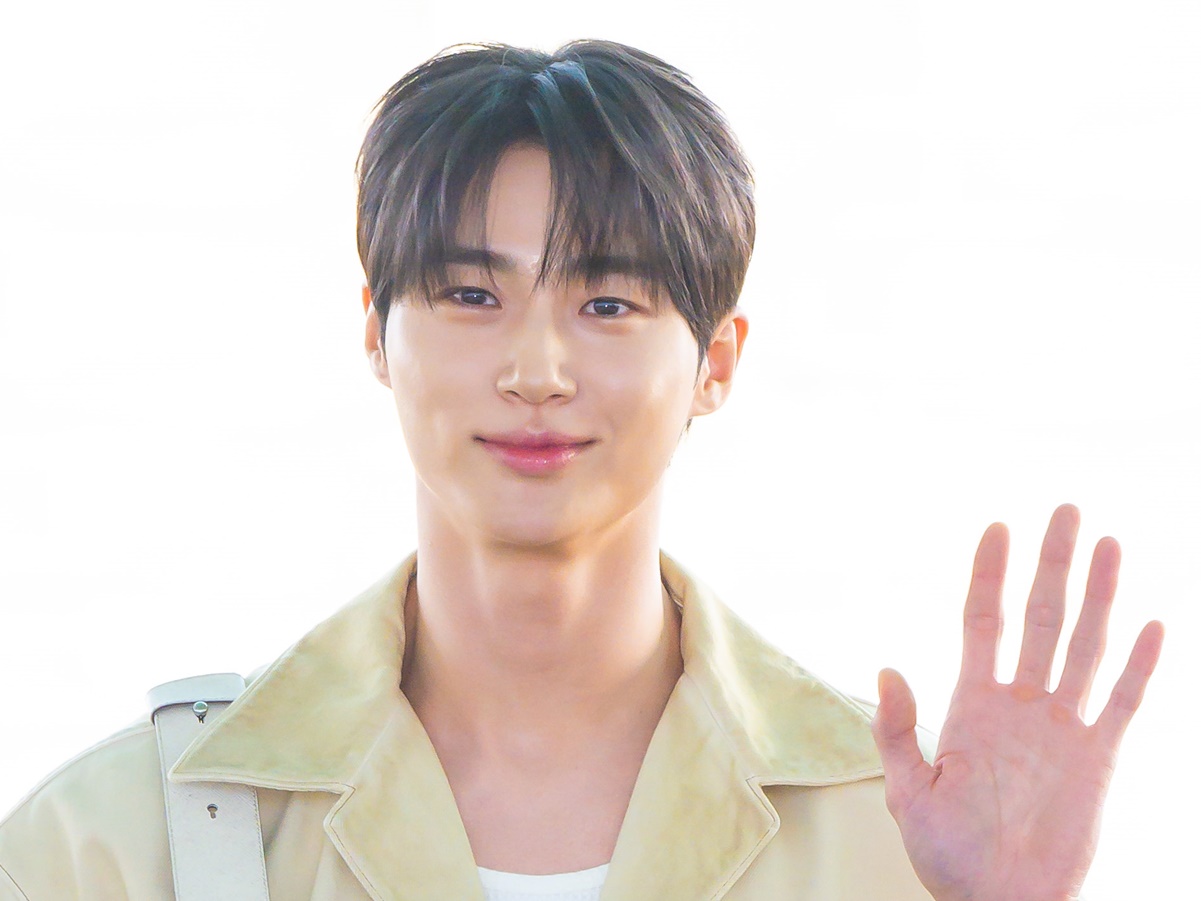 「隙のある色気がたまらない…」ビョン・ウソク、撮影オフショット公開【PHOTO】