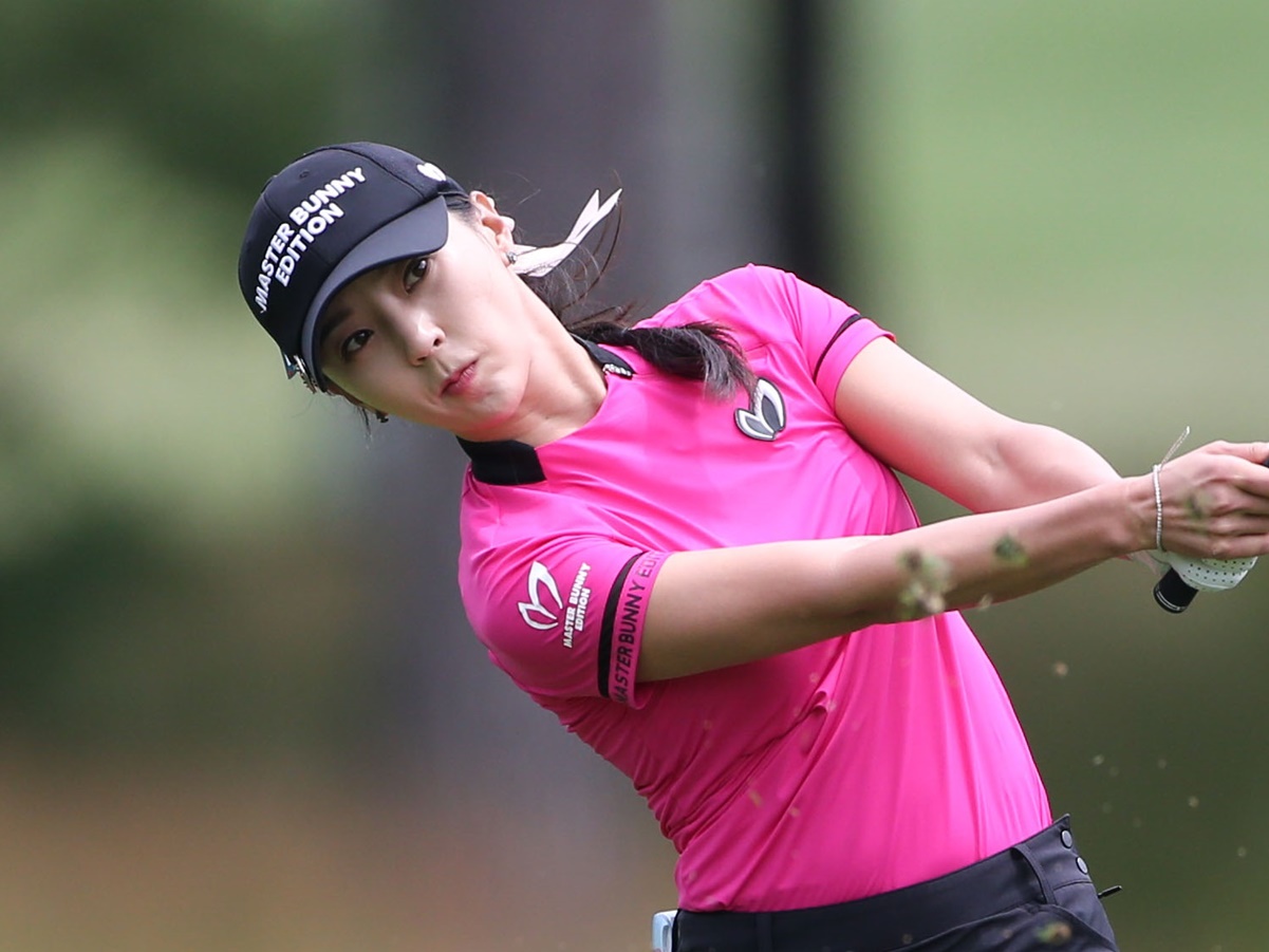 えっ、本当に37歳!? 韓国の8頭身女子ゴルファー、美脚健在のミニスカウェアSHOTでファンを虜に