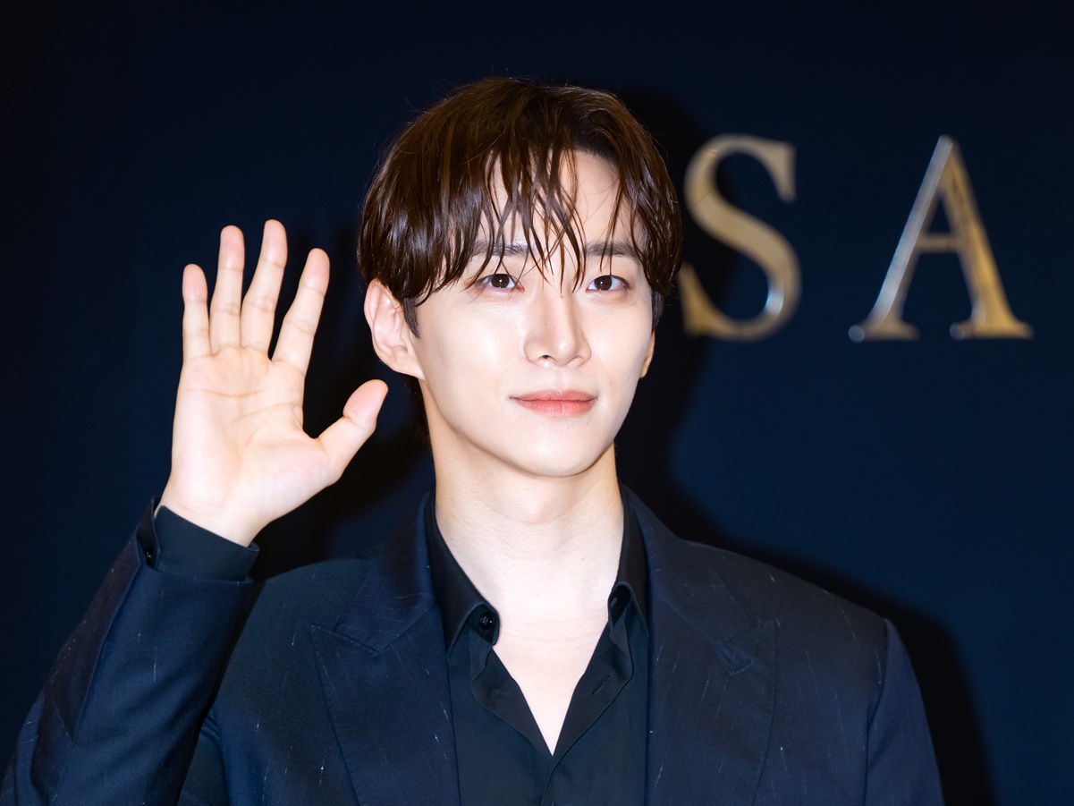 2PM・ジュノ、ウイスキー片手に大人の色気…余裕あふれる眼差しで魅了【PHOTO】