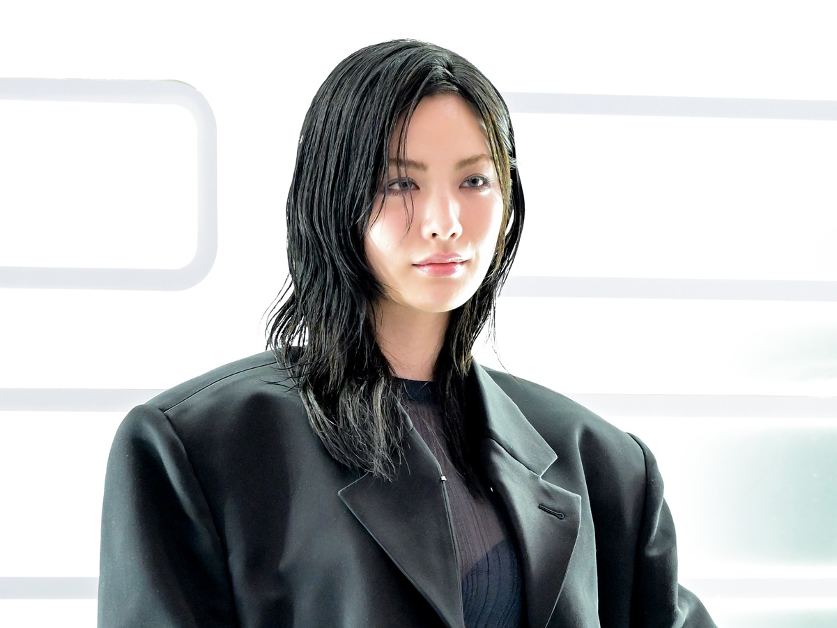 【写真】キュッと上がった桃尻…“全身タトゥ－除去中”のナナ、スイムウェアで見せた抜群プロポーション