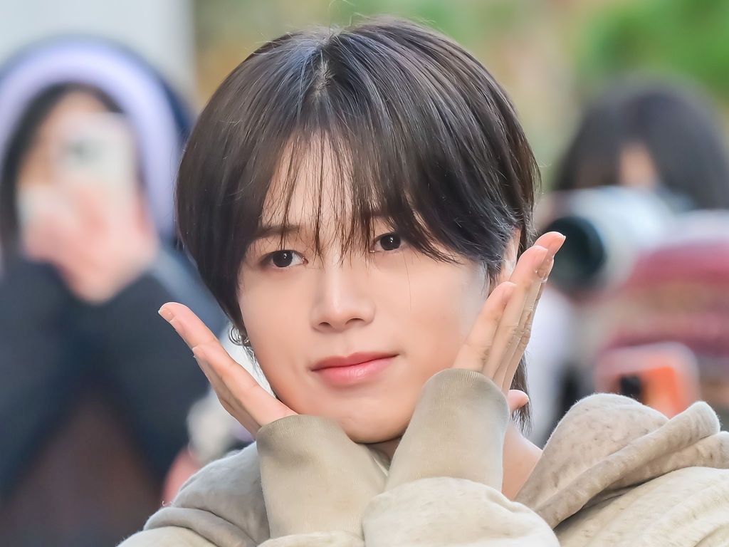 「頭身バグってる」&TEAM・K、桜の下で見せた“CG級スタイル”にファン騒然【PHOTO】