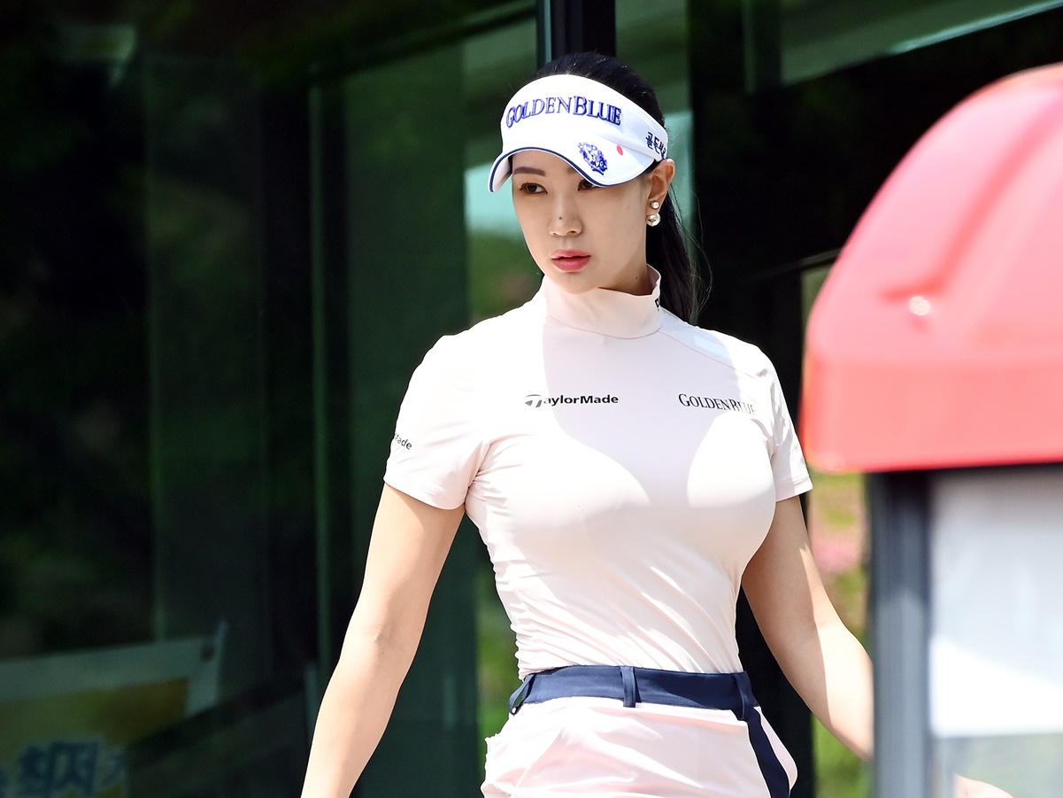 韓国女子ゴルファー、“メリハリ強調”のミニスカ姿にファン虜「美貌半端ない」「魅力的すぎる」【PHOTO】