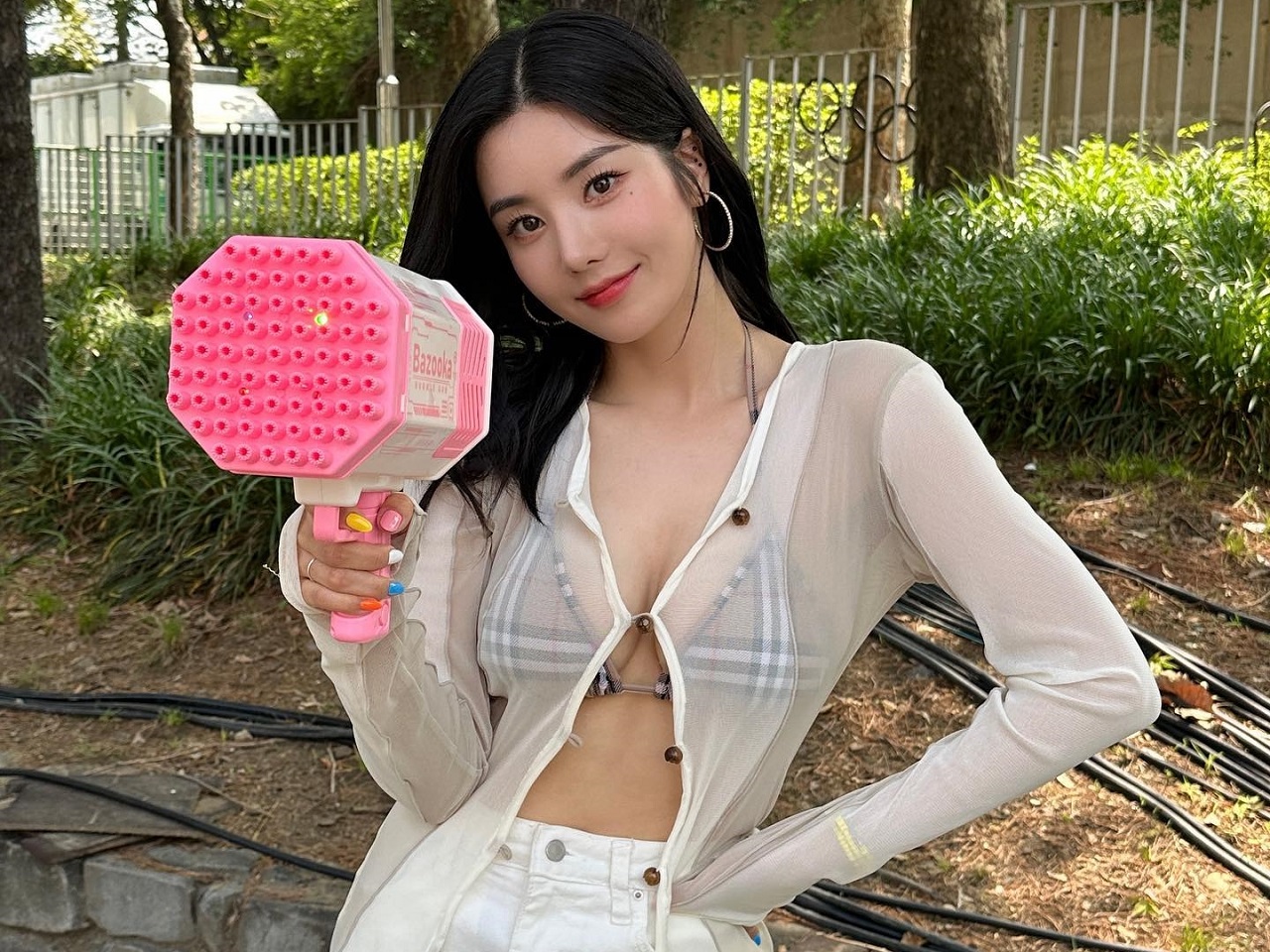 「意外なボリューム感」で夏の“ずぶ濡れフェス”を制し再ブレイクした韓国歌手、スキのない美しさで魅了【PHOTO】