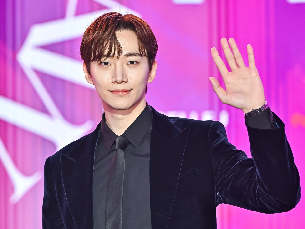 2PM・ジュノ、吸い込まれそうなほどの強い目つき…大ぶりアクセサリーも上品につけこなす【PHOTO】