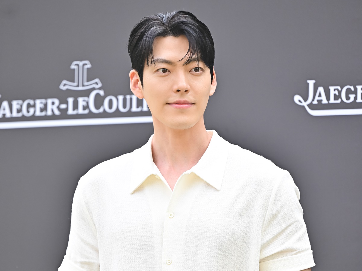 【写真】「半端ない…」俳優キム・ウビンの“サイズ感”に驚きの声！188cm高身長SHOTに「心臓落ち着いて」