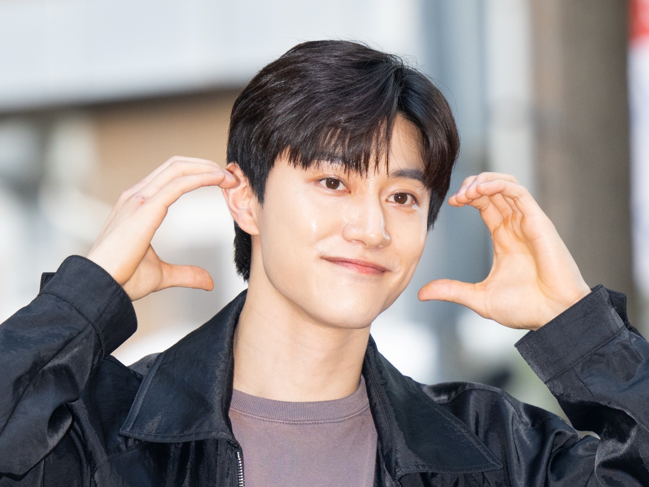 『涙の女王』クァク・ドンヨン、シャツの隙間から肉体美が“チラッ”…力強い眼差しで女性ファンを虜に！【PHOTO】