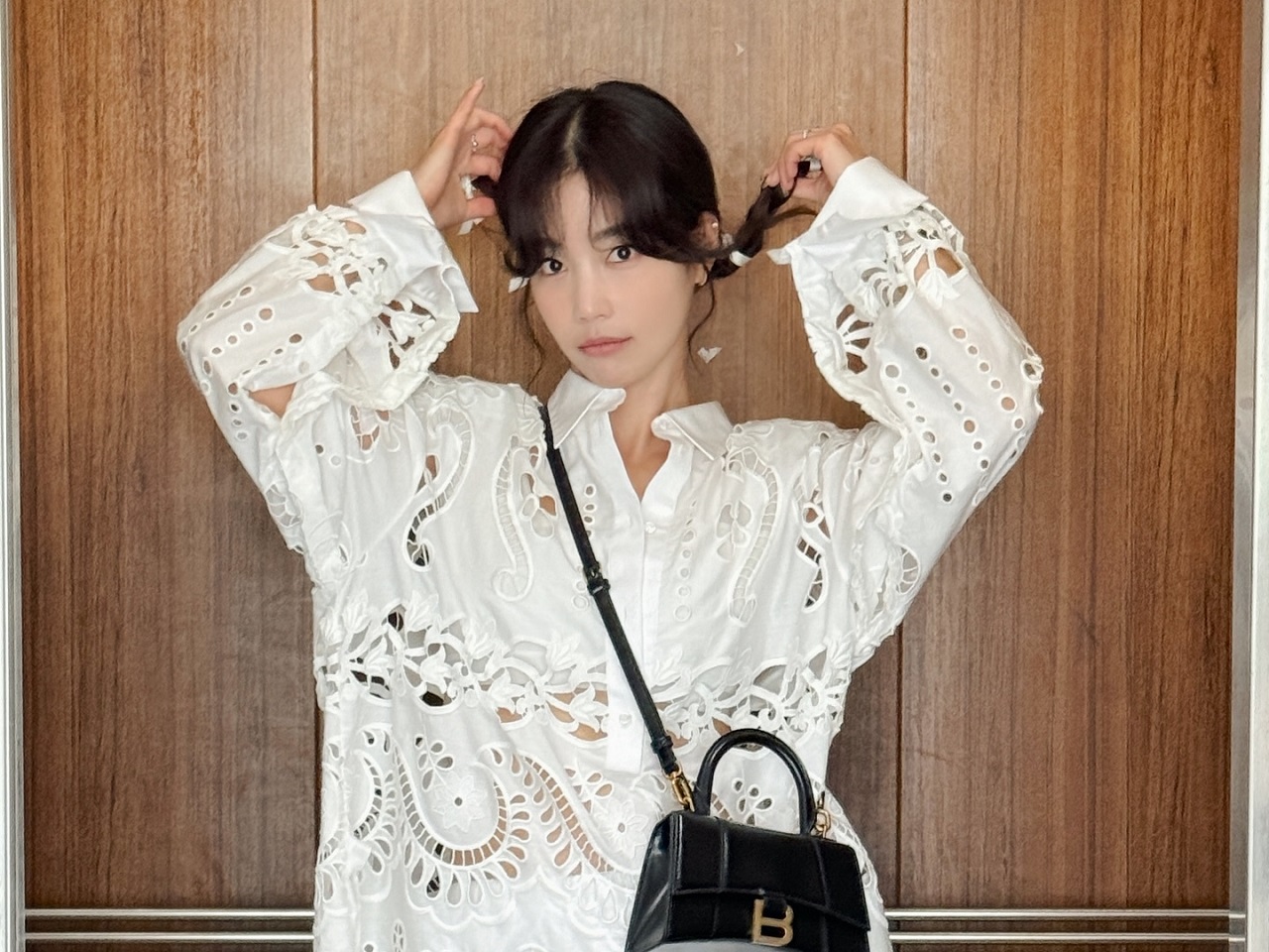 【写真】「驚異的な童顔40代！」シングルになったキ・ウンセ、胸元が大胆に開いたキャミから漂う色香