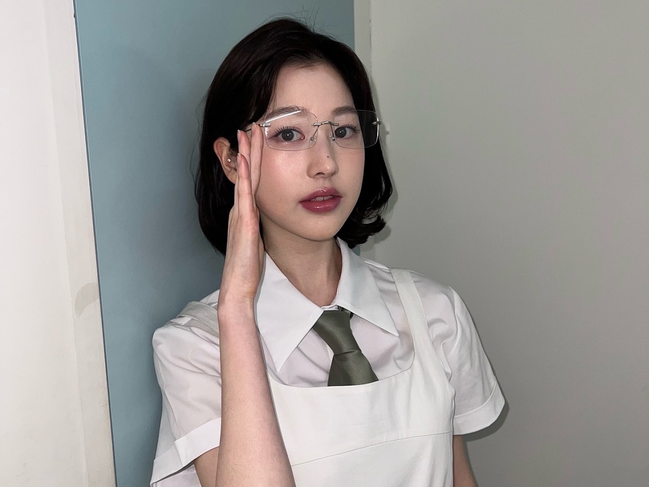 「一体どんな両親なのか…」IVE・ウォニョンの“実姉”、妹にも引けを取らない脚線美で衝撃与える【PHOTO】