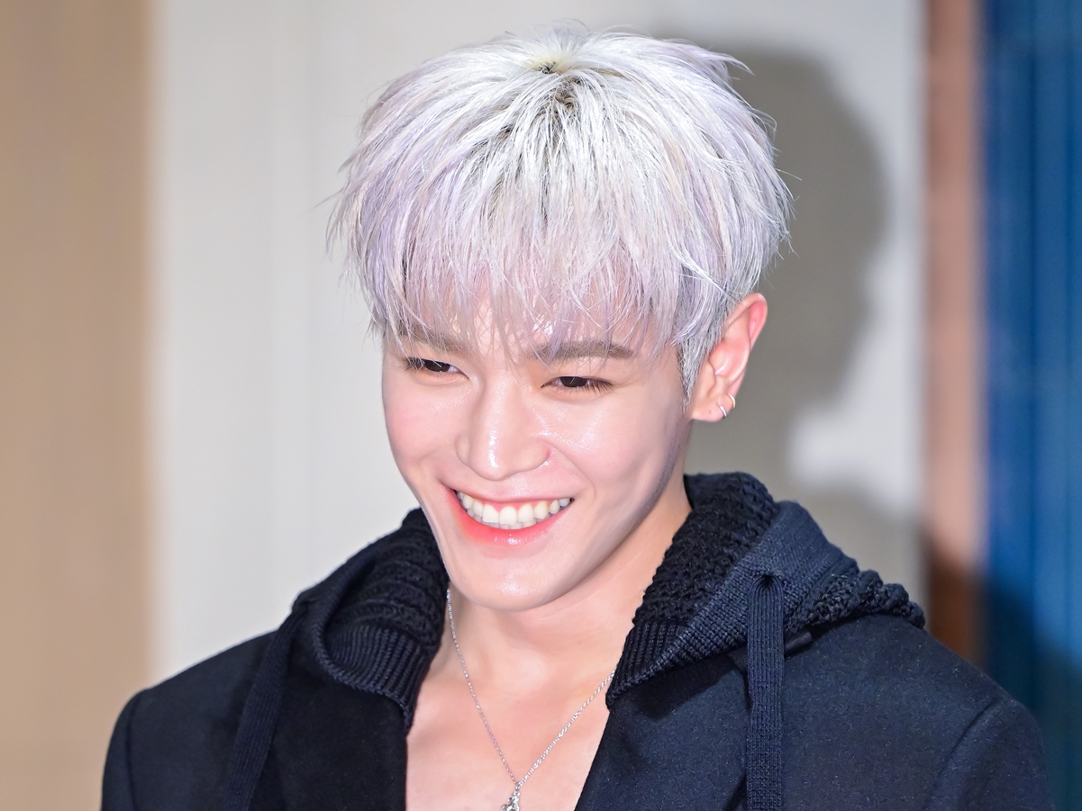 兵役中のNCT・テヨン、入隊前に撮った“赤髪SHOT”に絶賛続々！「カッコ良すぎ」「魅力的」【PHOTO】