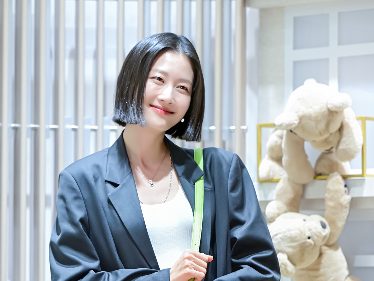 パリに女神誕生!? 韓国地上波の五輪中継務める女性タレント（40）、街をランウェイに変えた抜群美貌
