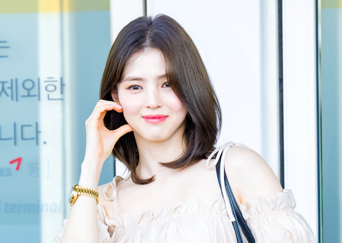 太もものタトゥーが“チラリ”…女優ハン・ソヒ、今日も非現実的なCGビジュアル！パリへ出発【PHOTO】