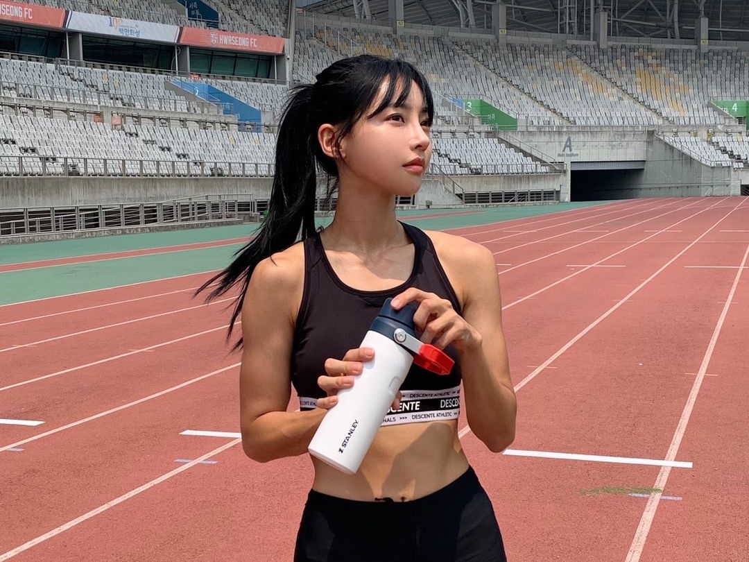 aespa・カリナそっくりの韓国陸上選手、“攻め”のスイムウェア姿にファン釘付け！「モデルかと」【PHOTO】