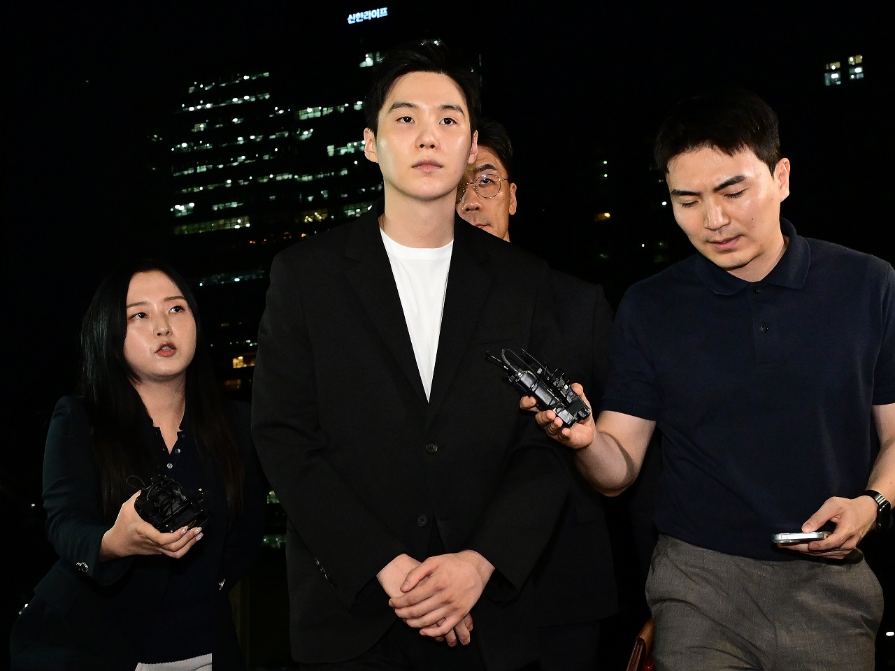 【写真】BTS・SUGA、警察署に出頭…厳しい表情で「失望を与えたこと、本当に申し訳ありません」と頭下げる