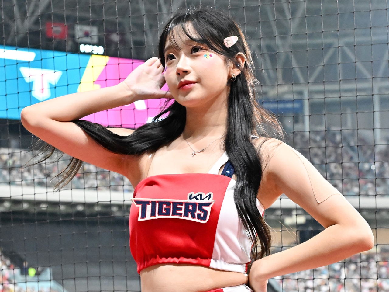 【写真】20歳美女チアのイ・ジュウン、体育館倉庫で半袖短パンの体操着姿に…ファン悶絶の一枚