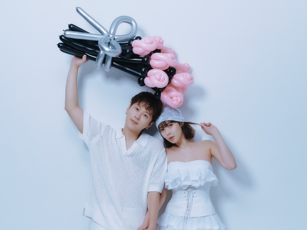 【写真】網タイツにミニドレス!? ヒョナ♡ヨン・ジュンヒョン、“型破りな”ウエディングフォト