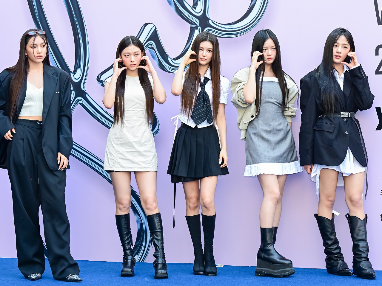 【写真】NewJeans、メンバーの表情に注目！ミン・ヒジンの代表解任後、初の公の場に登場